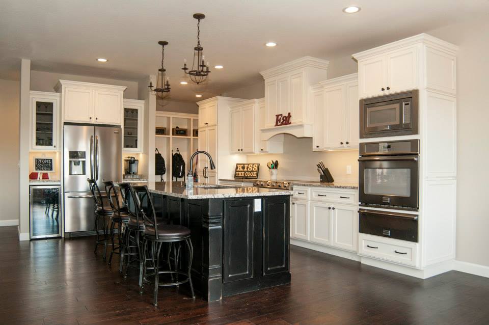 Maple painted off white/black | Schmidt Custom Cabinetry